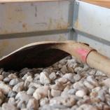 Anhänger mit Schaufel und Schotter